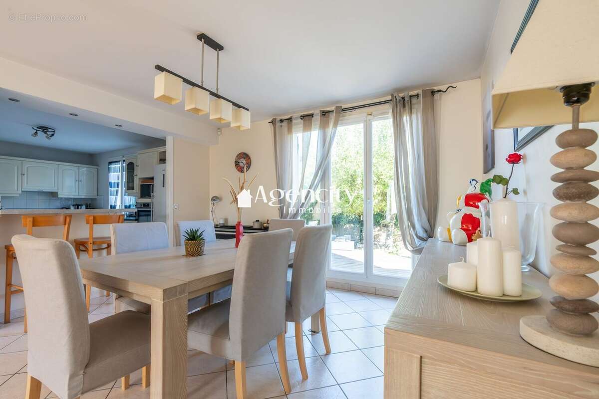 Maison à BUSSY-SAINT-GEORGES