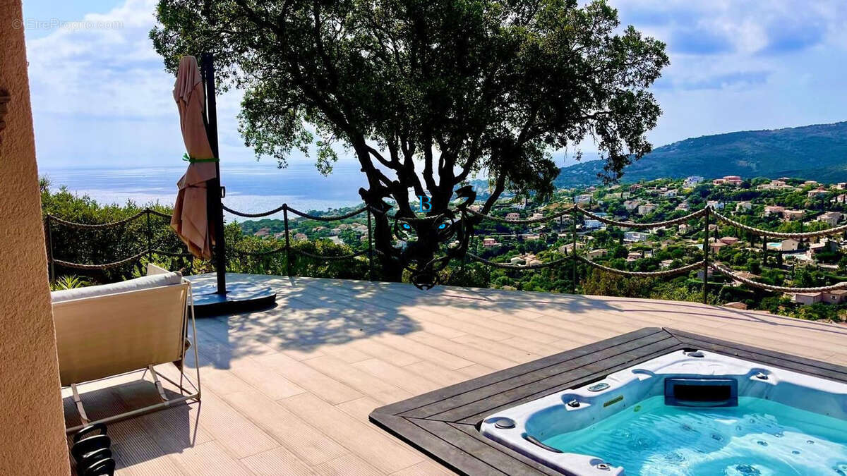 Maison à LES ISSAMBRES