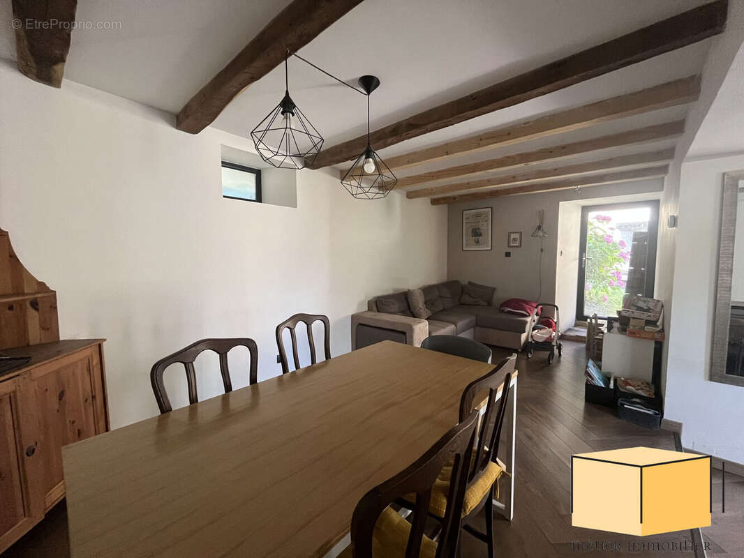 Maison à LA CHAPELLE-DU-MONT-DU-CHAT