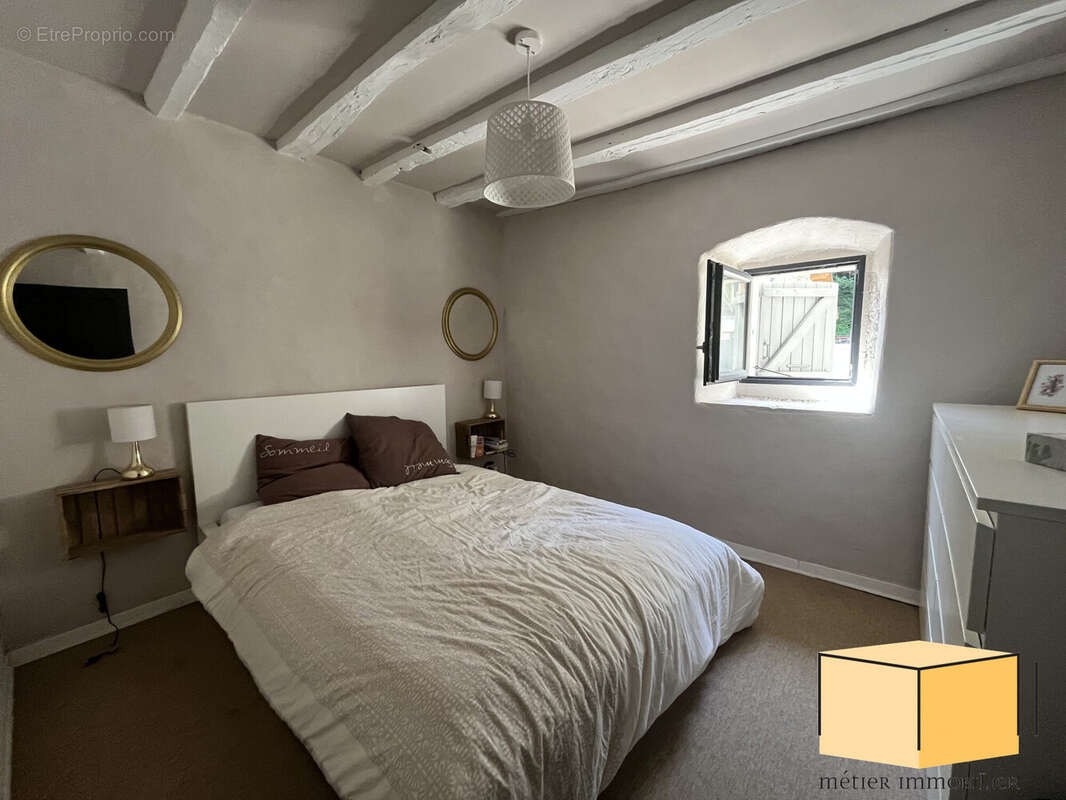 Maison à LA CHAPELLE-DU-MONT-DU-CHAT