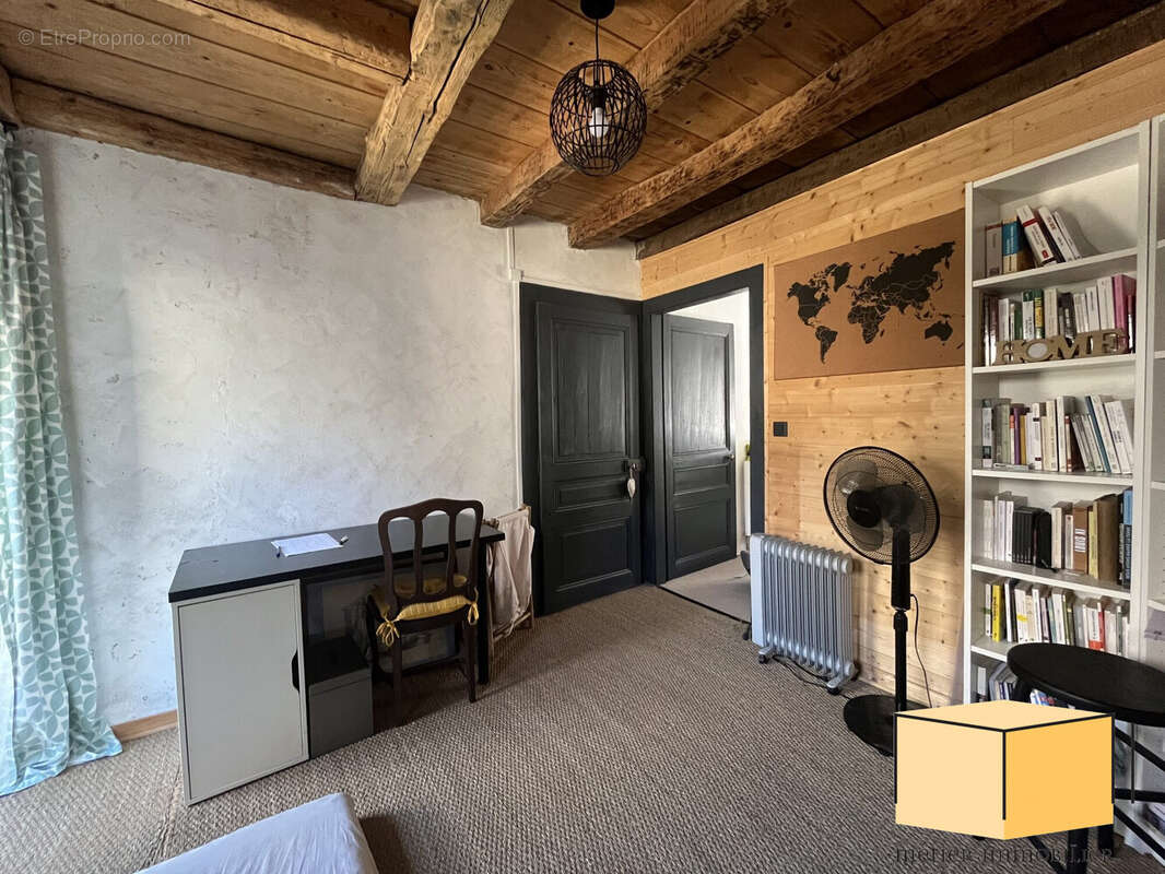 Maison à LA CHAPELLE-DU-MONT-DU-CHAT