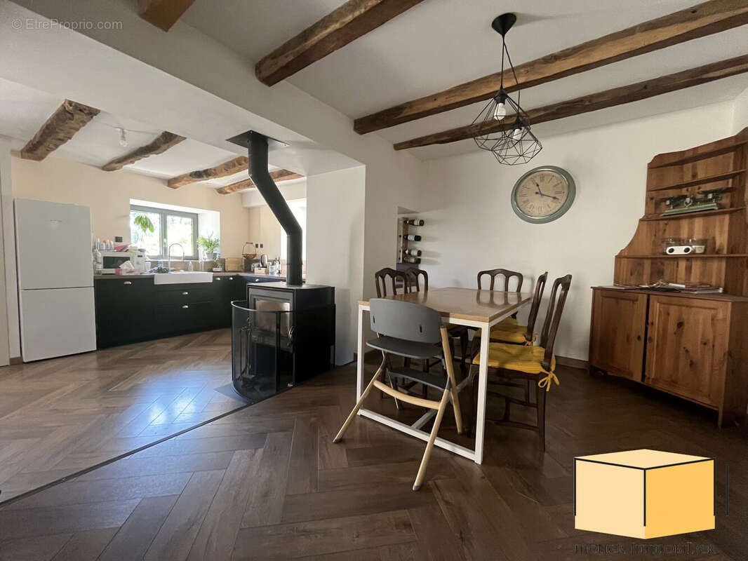 Maison à LA CHAPELLE-DU-MONT-DU-CHAT