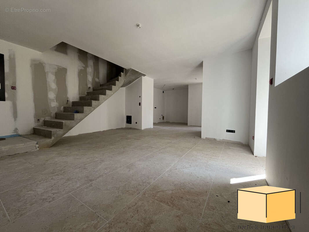 Maison à LA CHAPELLE-DU-MONT-DU-CHAT