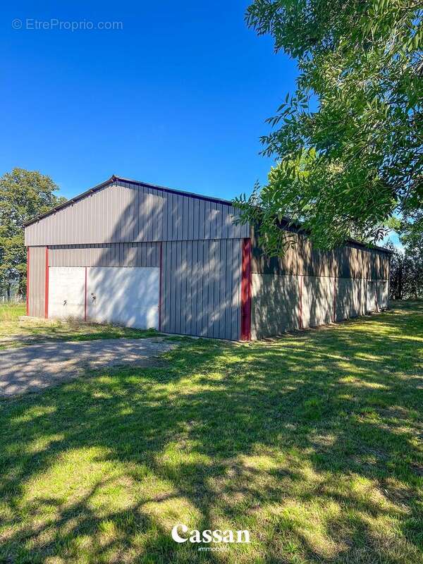 Commerce à TEISSIERES-DE-CORNET