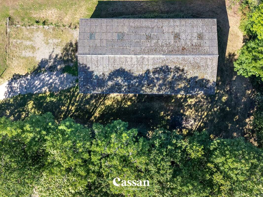 Commerce à TEISSIERES-DE-CORNET