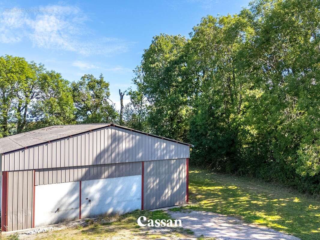 Commerce à TEISSIERES-DE-CORNET