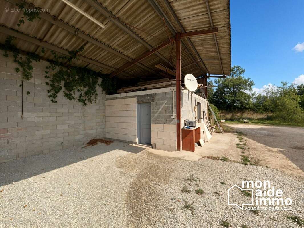 Commerce à LUGASSON