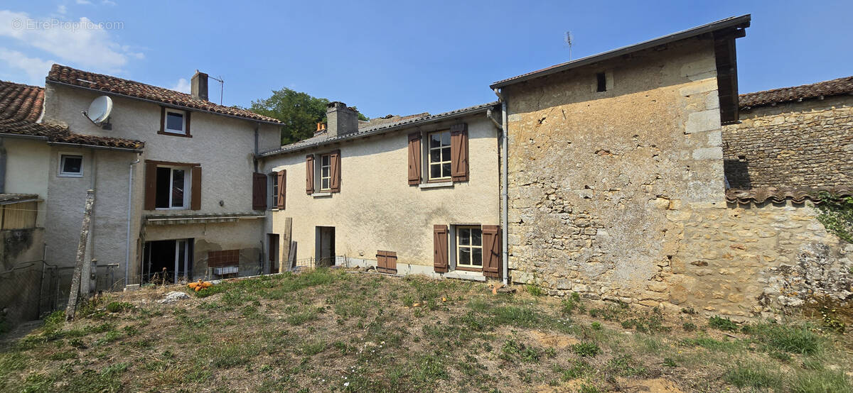 Maison à LUSIGNAN