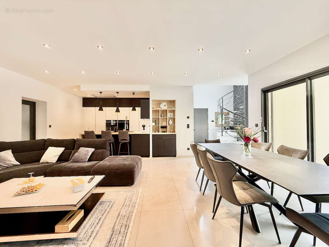 Maison à SALAISE-SUR-SANNE