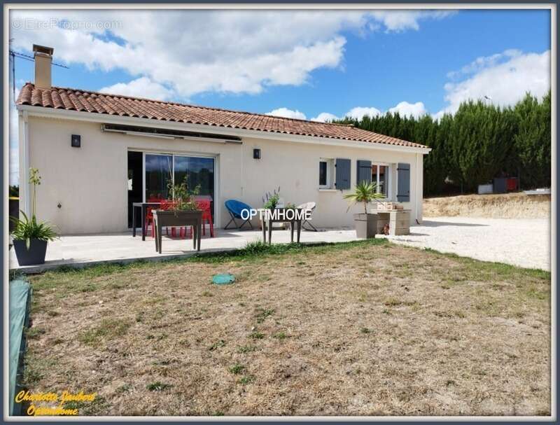 Maison à MONTMOREAU-SAINT-CYBARD