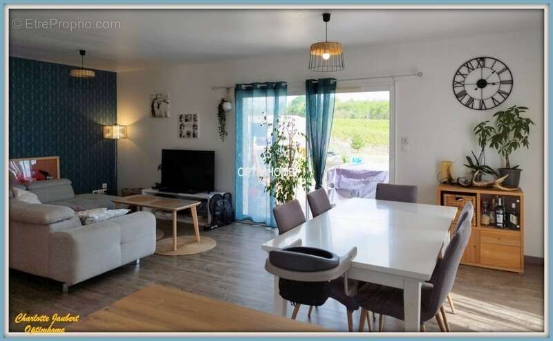 Maison à MONTMOREAU-SAINT-CYBARD