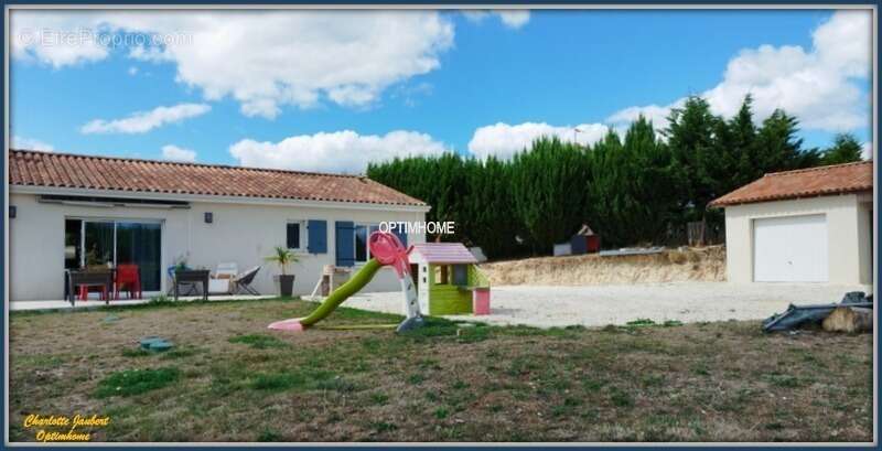 Maison à MONTMOREAU-SAINT-CYBARD