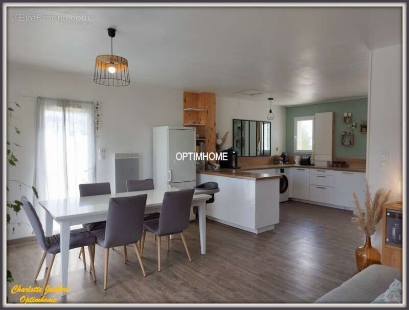 Maison à MONTMOREAU-SAINT-CYBARD