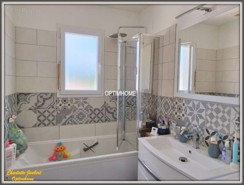 Maison à MONTMOREAU-SAINT-CYBARD