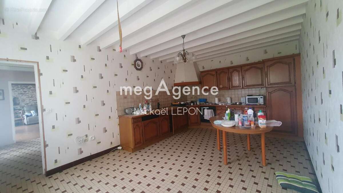 Maison à LE GENEST-SAINT-ISLE