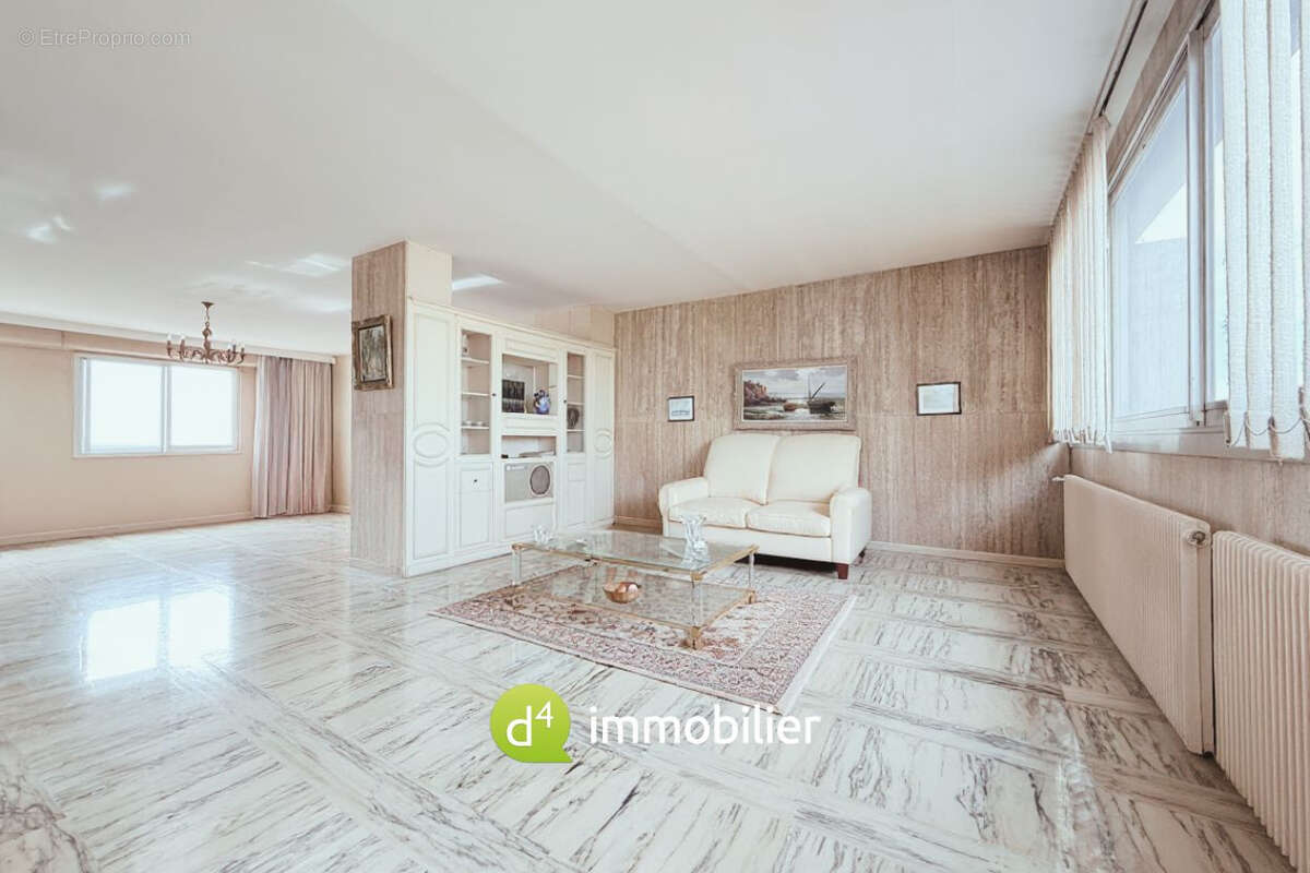 Appartement à MARSEILLE-1E