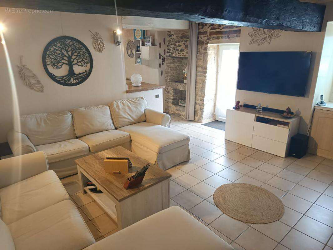 Maison à BAZOGES-EN-PAREDS