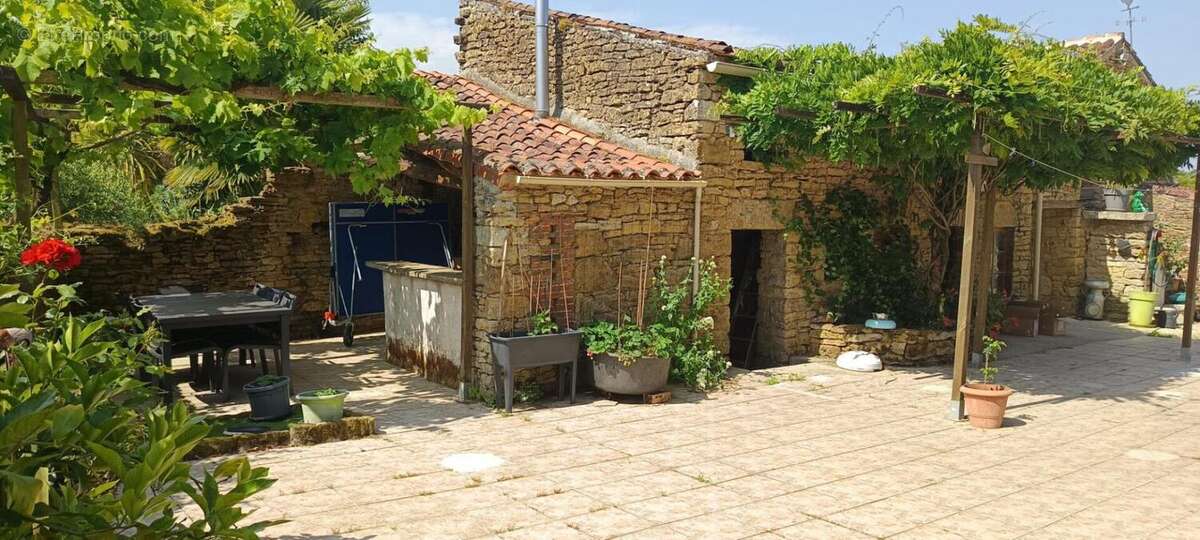 Maison à BAZOGES-EN-PAREDS