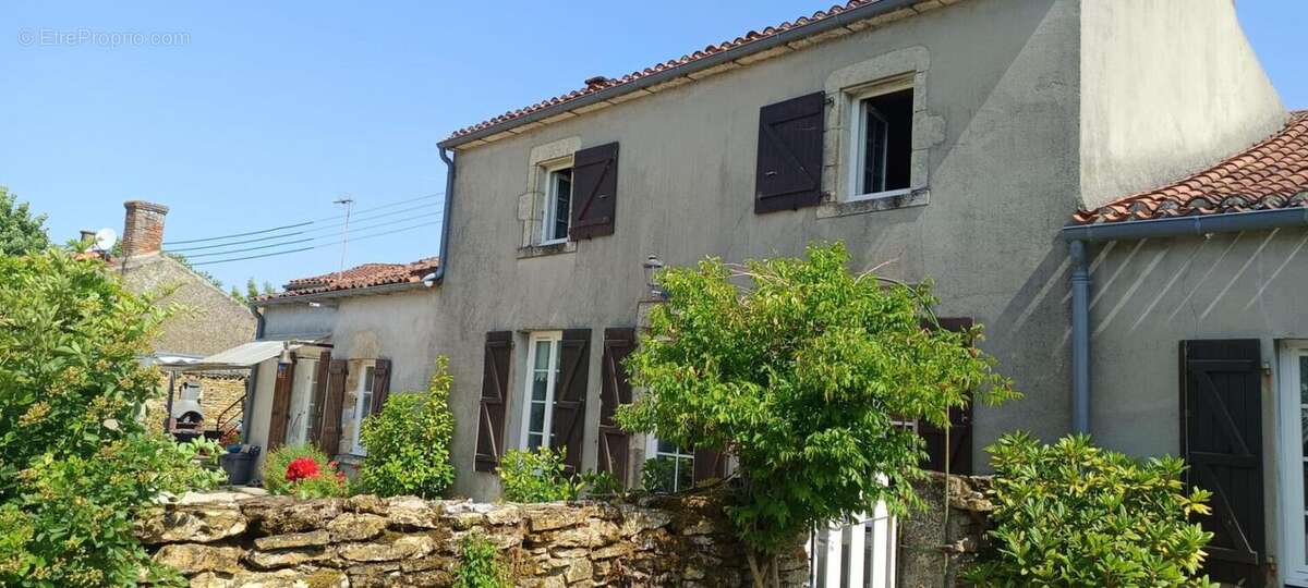 Maison à BAZOGES-EN-PAREDS