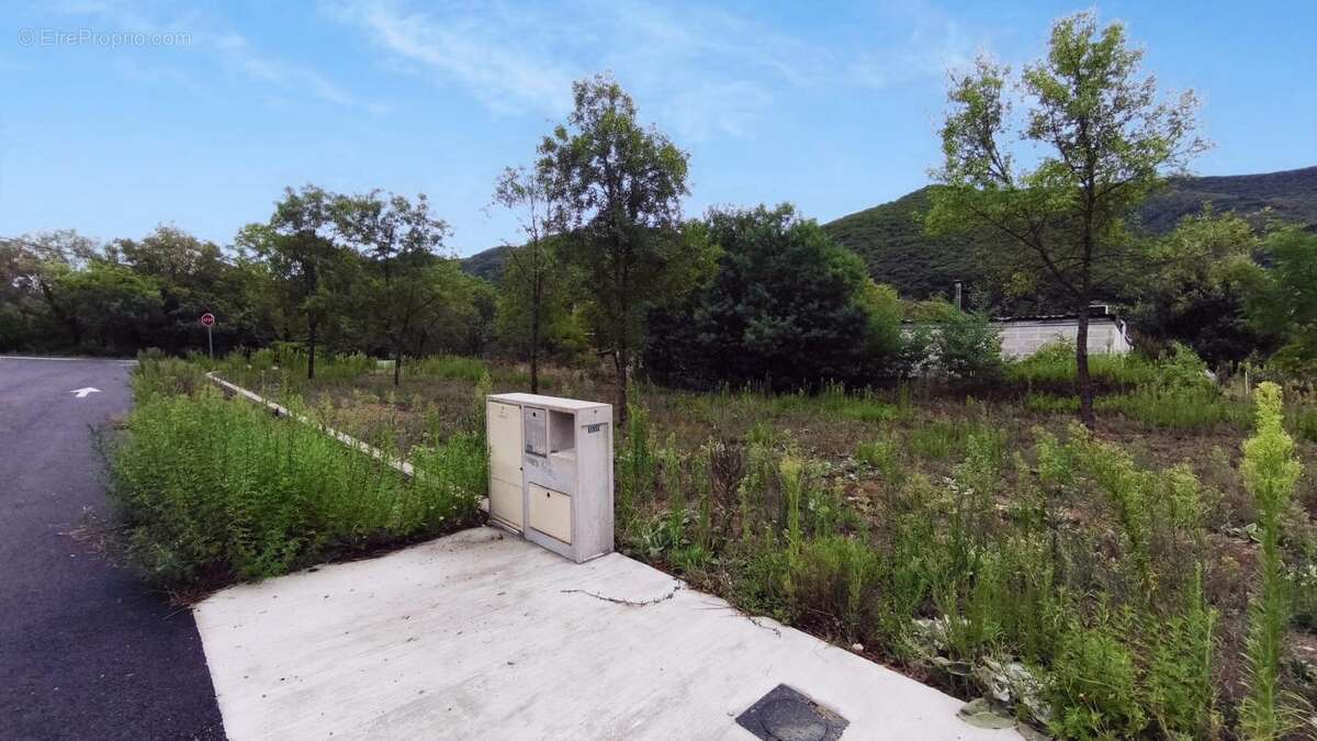 Terrain à COLOMBIERES-SUR-ORB