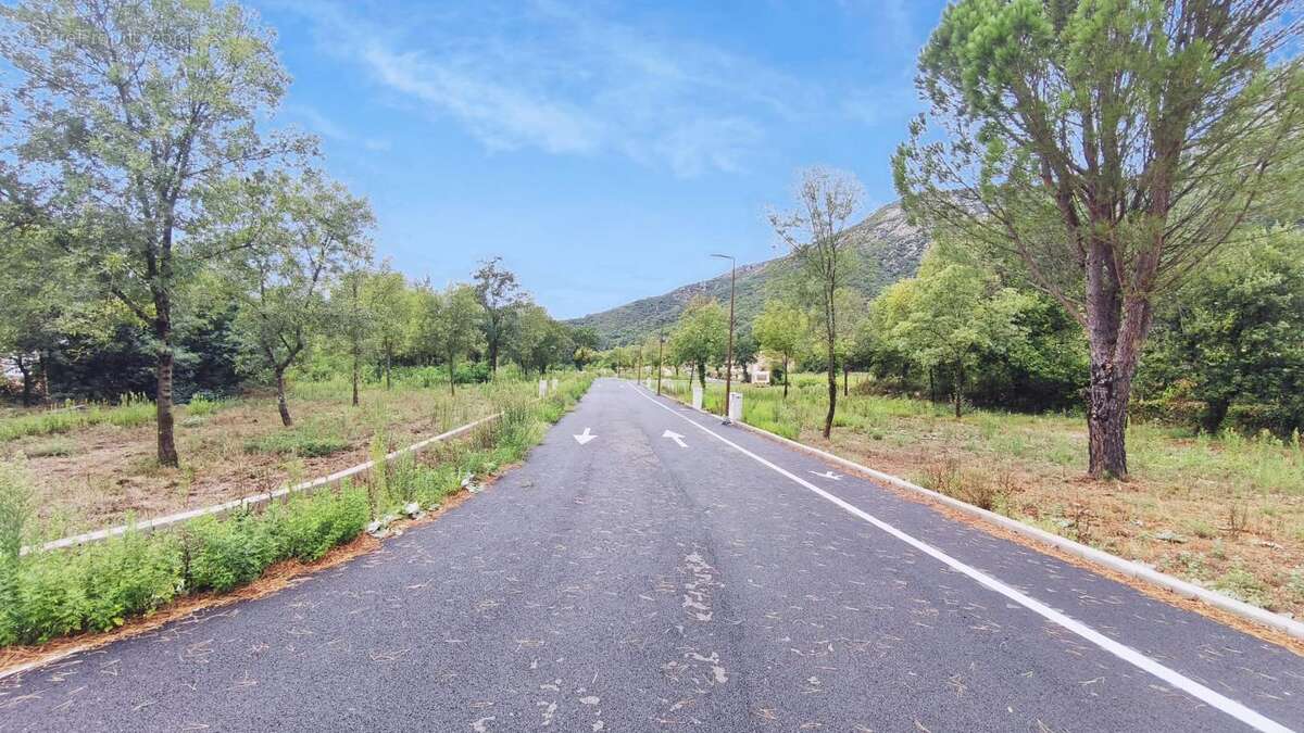 Terrain à COLOMBIERES-SUR-ORB