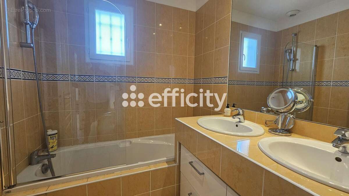 Maison à ROQUEBRUNE-SUR-ARGENS