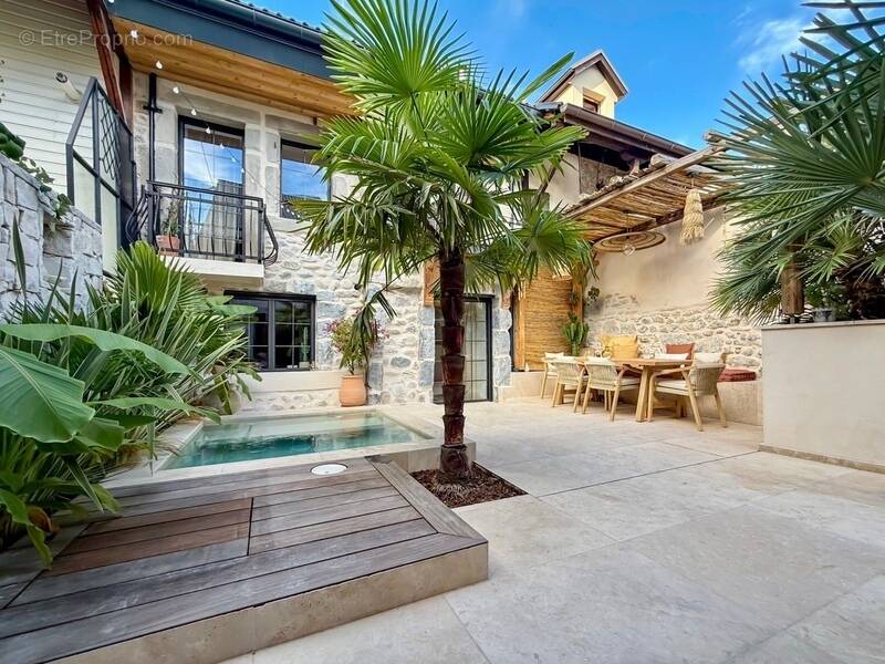 Maison à VETRAZ-MONTHOUX