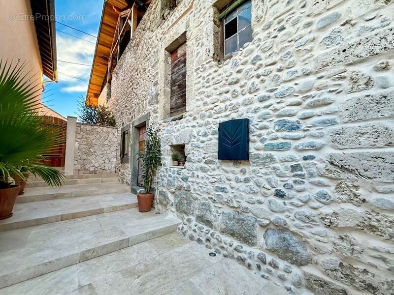 Maison à VETRAZ-MONTHOUX