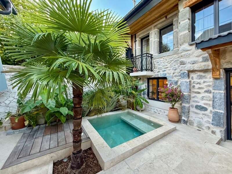 Maison à VETRAZ-MONTHOUX