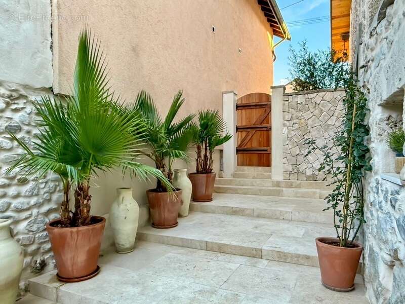 Maison à VETRAZ-MONTHOUX