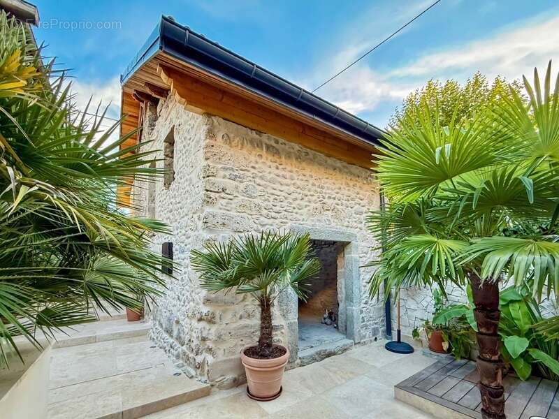 Maison à VETRAZ-MONTHOUX