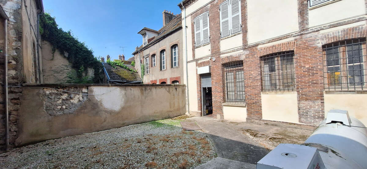 Commerce à VILLENEUVE-L&#039;ARCHEVEQUE