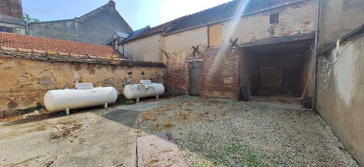 Commerce à VILLENEUVE-L&#039;ARCHEVEQUE