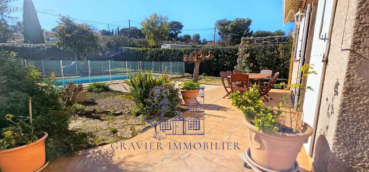 Maison à SAINT-CYR-SUR-MER