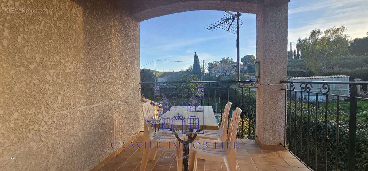 Maison à SAINT-CYR-SUR-MER