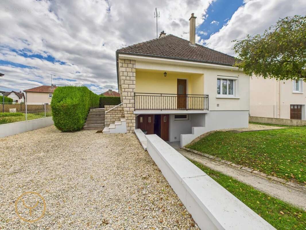 Maison à SAINT-JUST-SAUVAGE