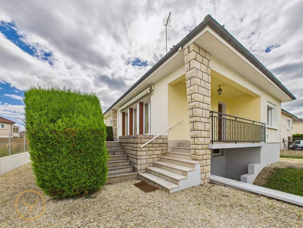 Maison à SAINT-JUST-SAUVAGE