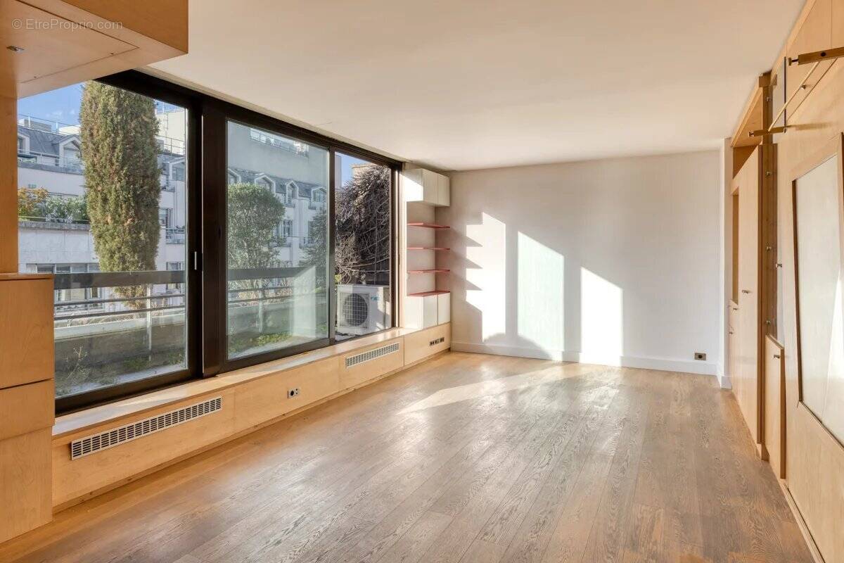 Appartement à PARIS-8E