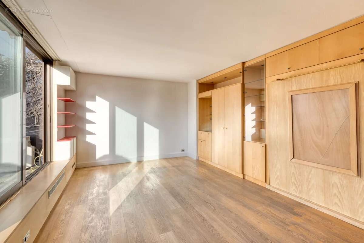 Appartement à PARIS-8E