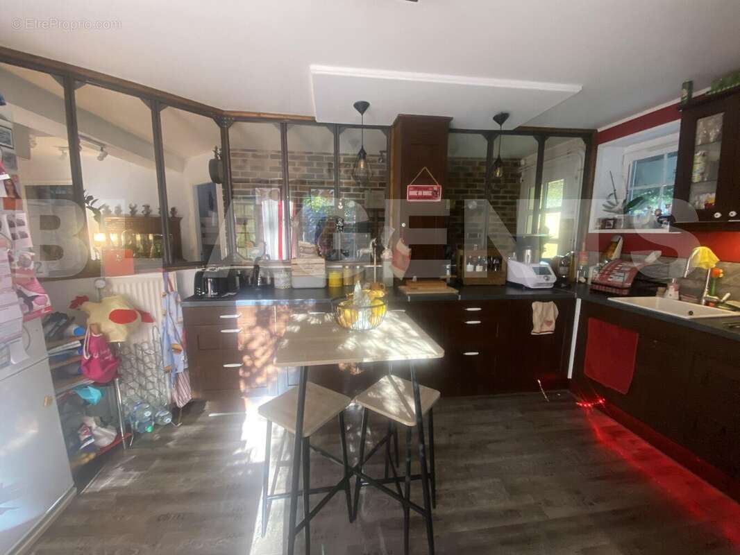 Cuisine 2 - Maison à SAINT-SYMPHORIEN-LE-CHATEAU