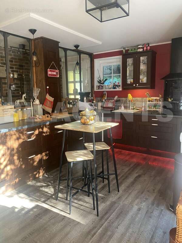 Cuisine - Maison à SAINT-SYMPHORIEN-LE-CHATEAU