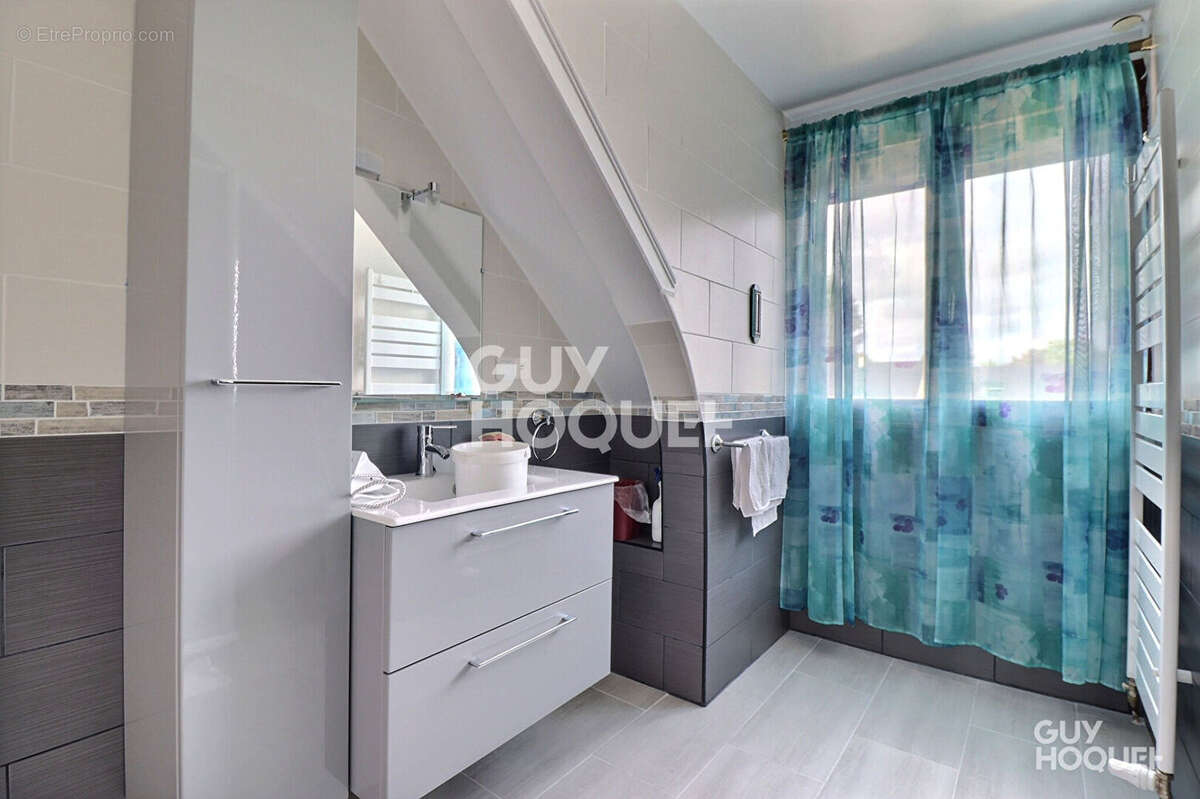 Maison à SAINTE-GENEVIEVE-DES-BOIS