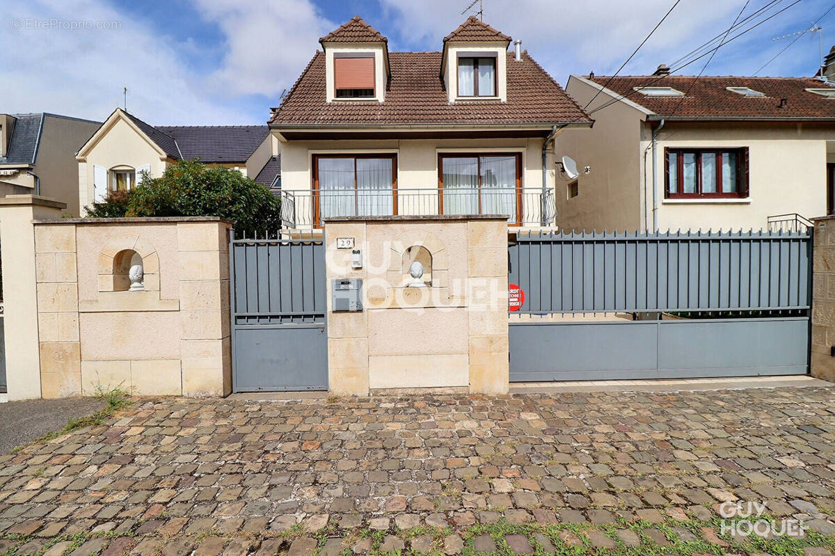 Maison à SAINTE-GENEVIEVE-DES-BOIS