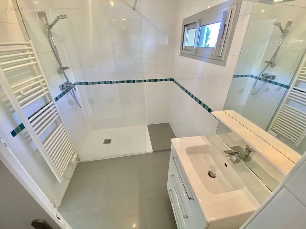 Appartement à SAINT-LAURENT-DU-VAR