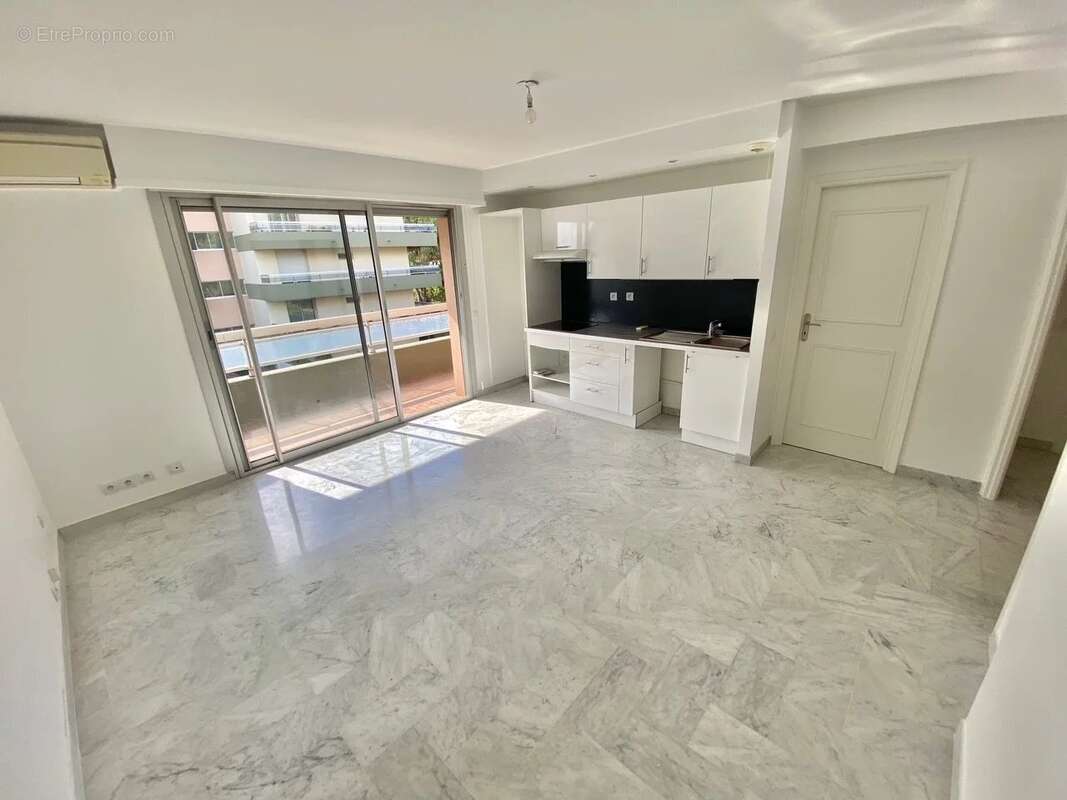 Appartement à SAINT-LAURENT-DU-VAR