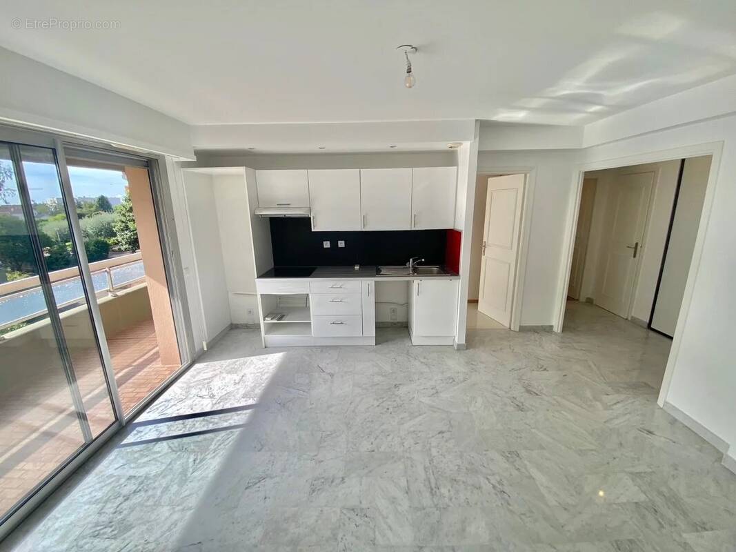 Appartement à SAINT-LAURENT-DU-VAR