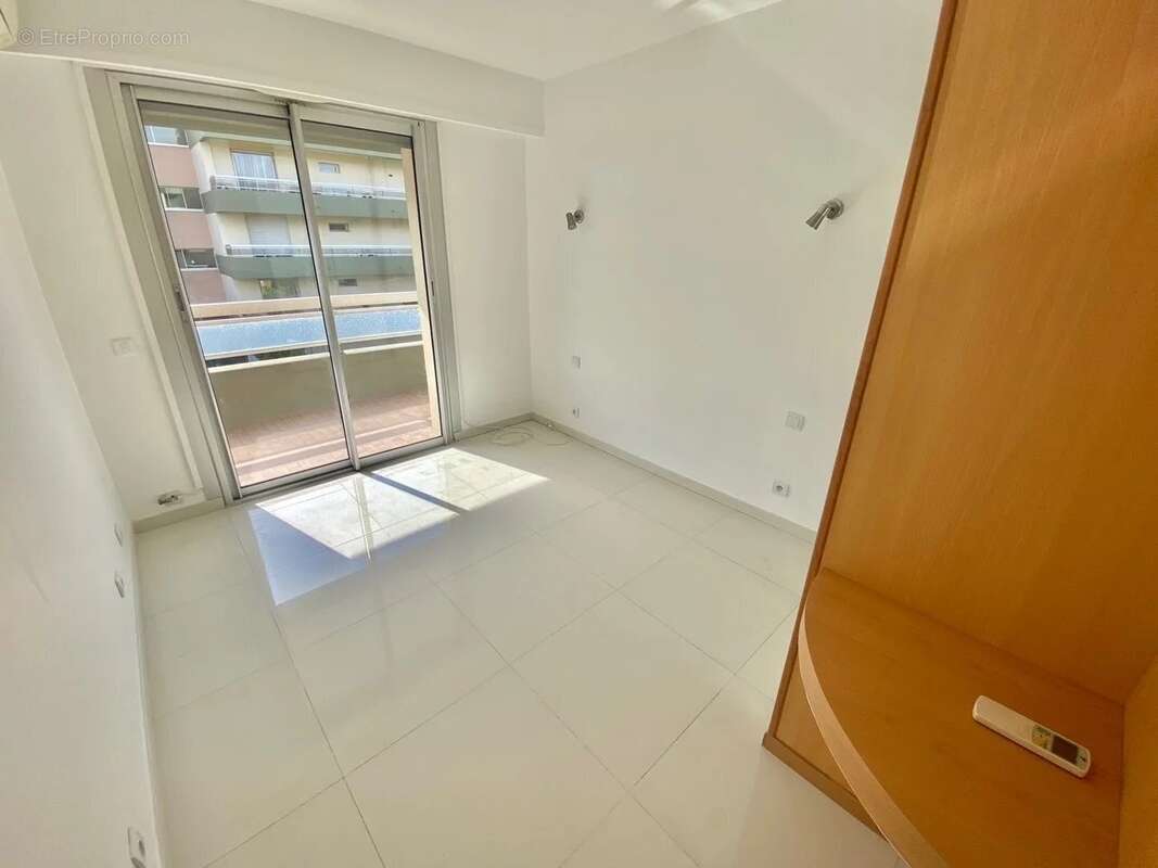 Appartement à SAINT-LAURENT-DU-VAR