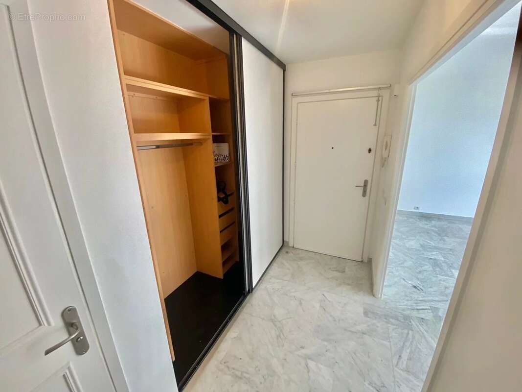 Appartement à SAINT-LAURENT-DU-VAR