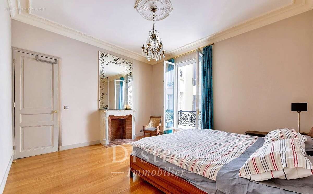 Appartement à PARIS-8E