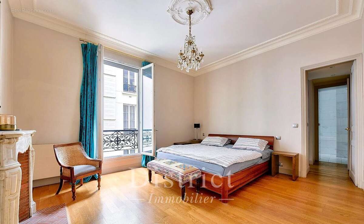 Appartement à PARIS-8E